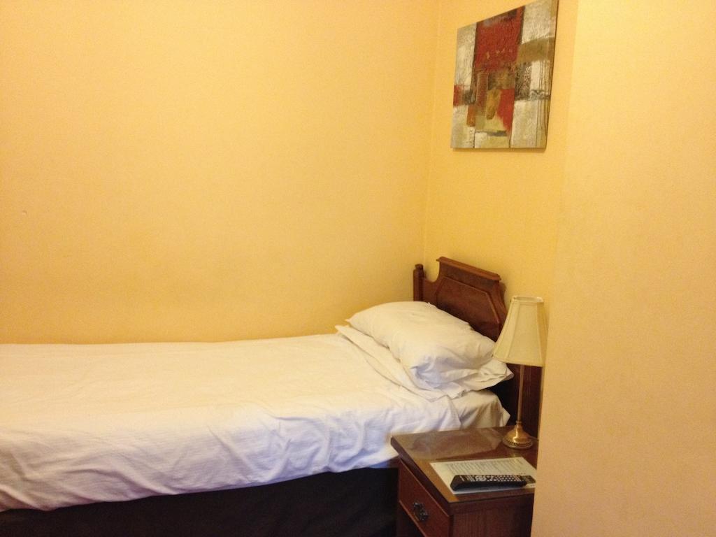 Wimblehurst Hotel Horsham Room photo